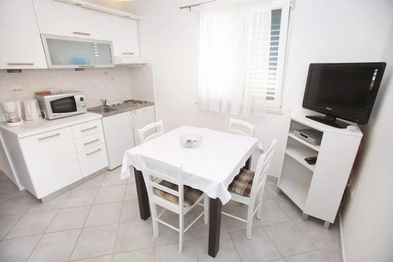 Apartments Nakir Slatine 0*,